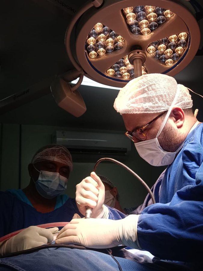 Tumores Cerebrais - Dr. Saulo Teixeira em cirurgia