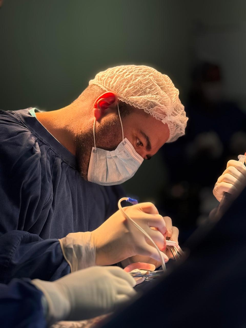 Dr. Saulo Teixeira em cirurgia